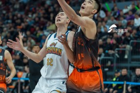 米乐m6app-山东男篮在主场对抗北京队，拼尽全力