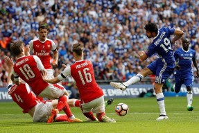 米乐m6-切尔西狂胜对手，锁定小组第一晋级(切尔西ds)