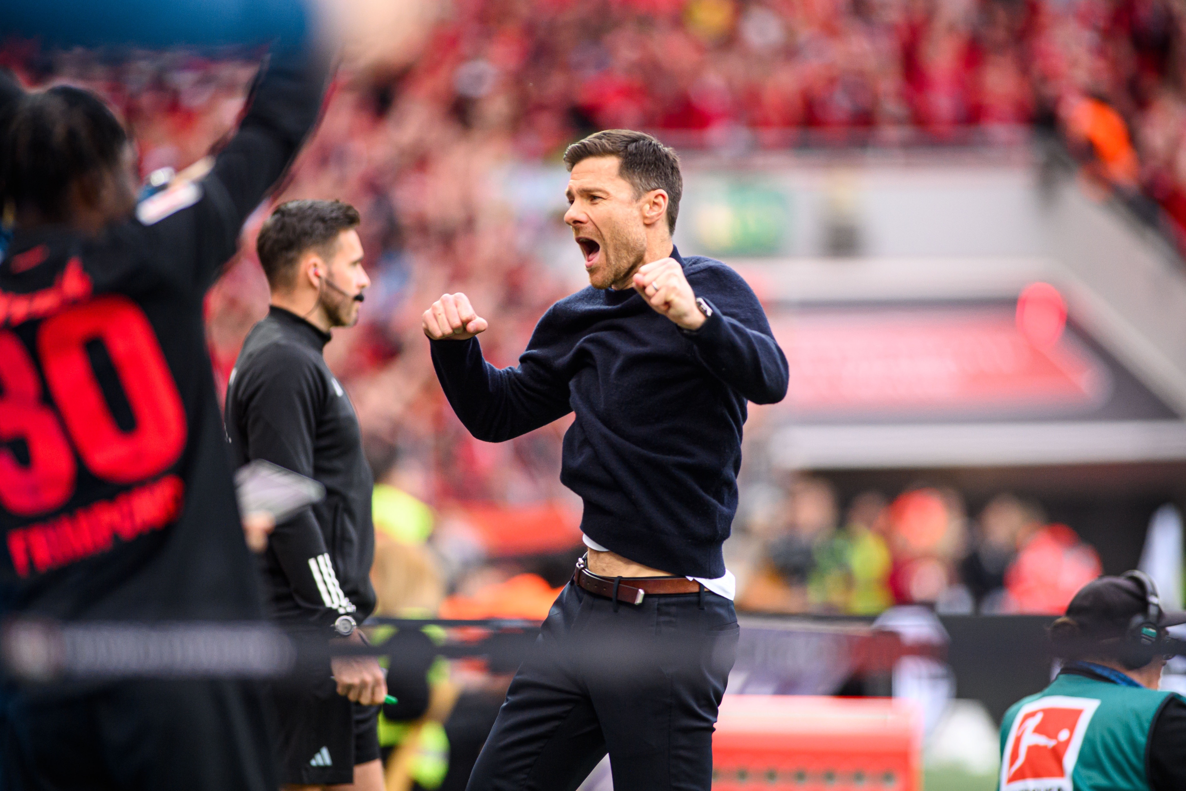 包含勒沃库森队主场战胜对手，保持不败势头的词条