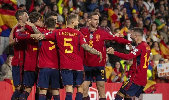 关于意大利豪取七连胜，锁定小组第一晋级的信息