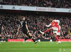 关于阿森纳防线再失失守，教练组反思调整阵容的信息