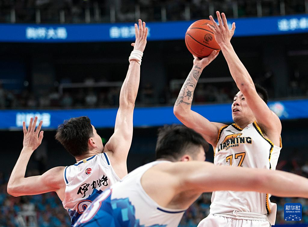福建男篮挑战辽宁男篮，赛前气氛紧张(然而,本赛季的福建男篮却徘徊下游,状态低迷)