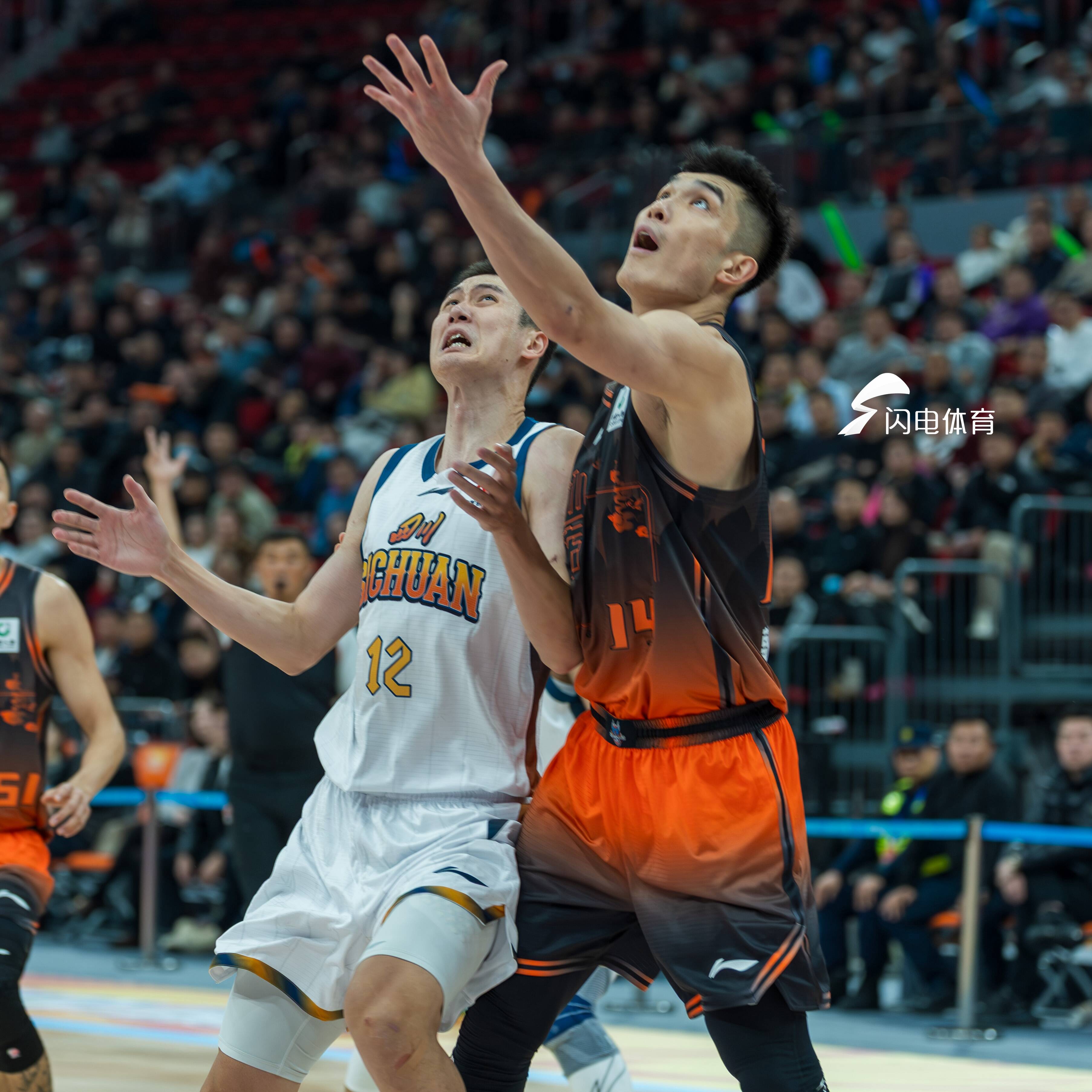 山东男篮在主场对抗北京队，拼尽全力