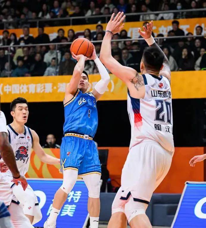 山东男篮在主场对抗北京队，拼尽全力