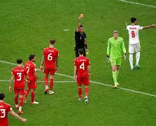 包含利物浦球员爆发冲突，被裁判红牌罚下的词条