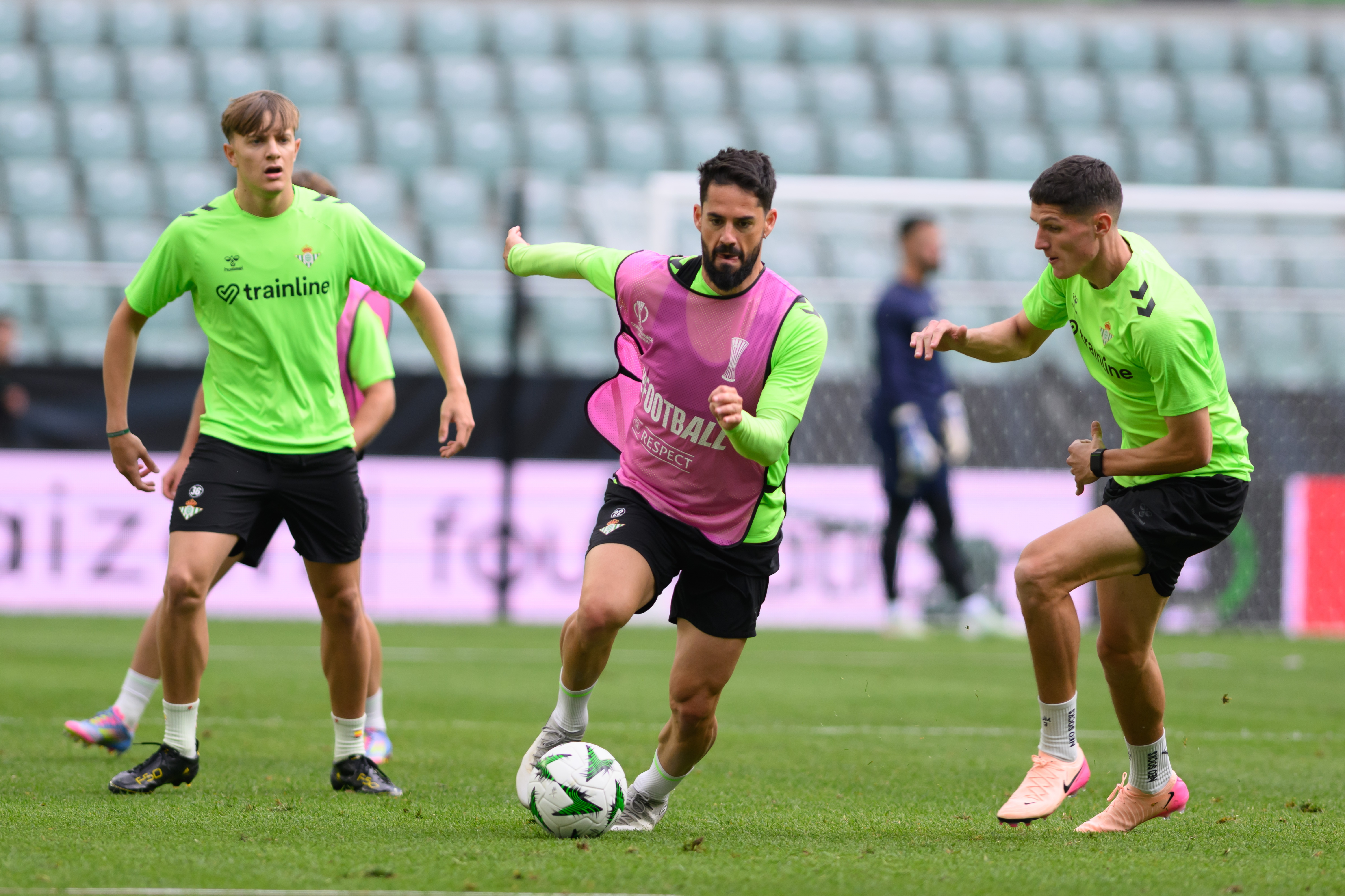 欧国联赛季拉开帷幕，球队备战士气高昂(业余篮球比赛怎么打)